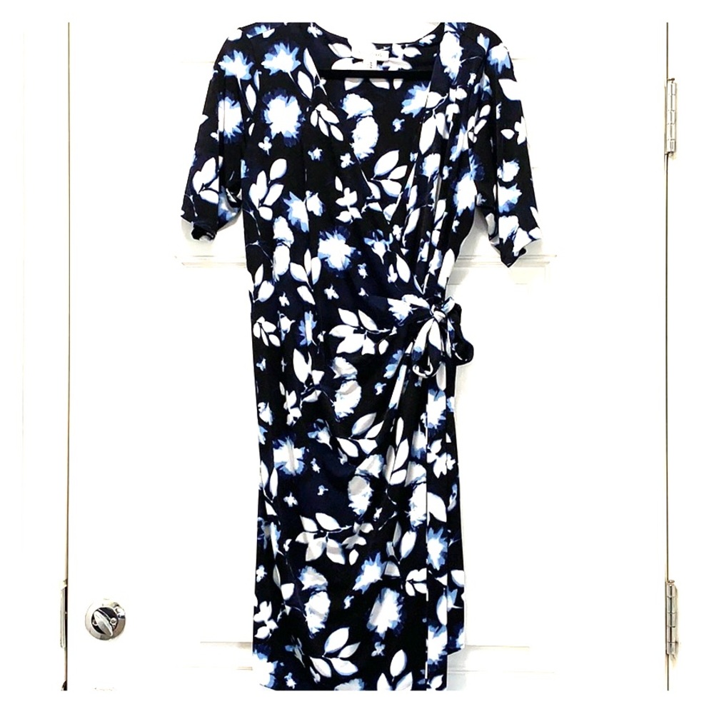 🛍 Wrap dress by Motherhood 👗